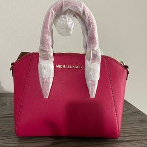 Michael Kors - NEW Ciara Med Lth Messenger in ultra Pink